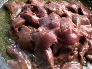 鱼香肝尖,锅中多放点油，将腌制好的猪肝放进去炒一下