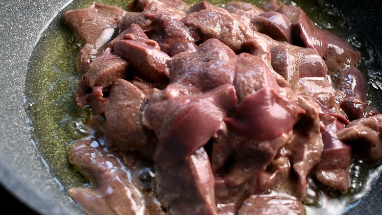 鱼香肝尖,锅中多放点油，将腌制好的猪肝放进去炒一下