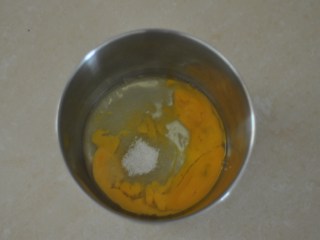 椰香小蛋糕,鸡蛋磕入无油无水的大盆子里，加入细砂糖