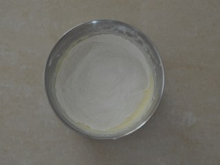 椰香小蛋糕,加入已过筛的低粉