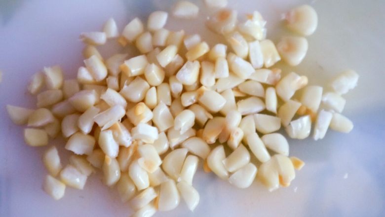 宝宝辅食之玉米胡萝卜粥,如果是不到一周岁的宝宝我们就将玉米粒切开，切碎更利于吸收