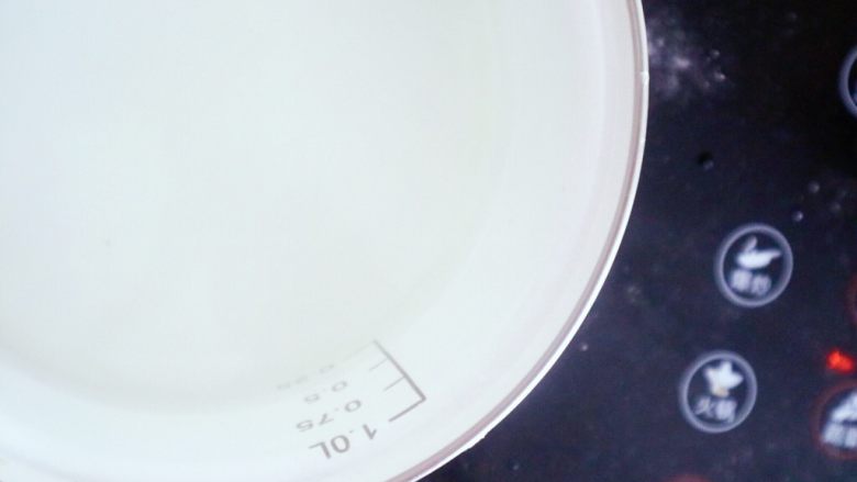宝宝辅食之玉米胡萝卜粥,这个时候锅里注入750g水，如果觉得水多可以多熬一会儿，宝宝粥熬的越久越好