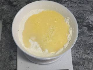 吐司,在面粉里放鸡蛋液和牛奶  