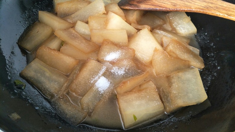 耗油冬瓜块,加适量的水炖一会，加盐收汁。
