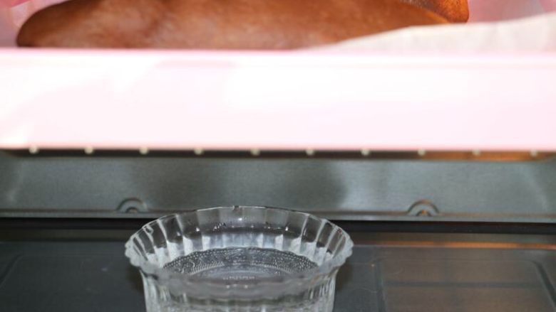 可可无水果仁软欧,入烤箱进行二发
烤箱发酵功能30度55分钟
底下放一碗开水保持湿度