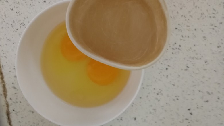 西葫芦与鸡蛋的完美邂逅__糖醋西葫芦炒蛋,鸡蛋里加一勺水搅拌均匀，这样炒鸡蛋比较嫩。