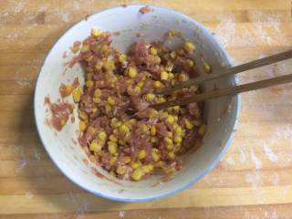 猪肉玉米馄饨,搅拌均匀  放在一旁备用