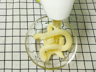 香葱土豆芝士椰蓉球,用原汁机摇成泥(也可以用勺子直接压成泥)