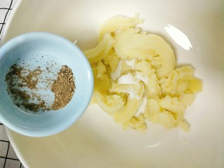 香葱土豆芝士椰蓉球,胡椒粉