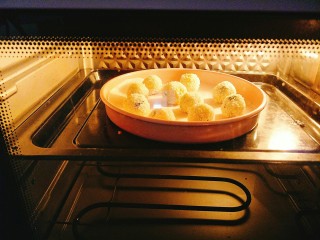 香葱土豆芝士椰蓉球,烤箱预热以后，170度12分钟