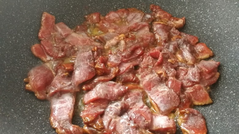 家庭版_葱爆小牛排,锅热少放点油，牛肉里有油了，放入牛肉翻炒。