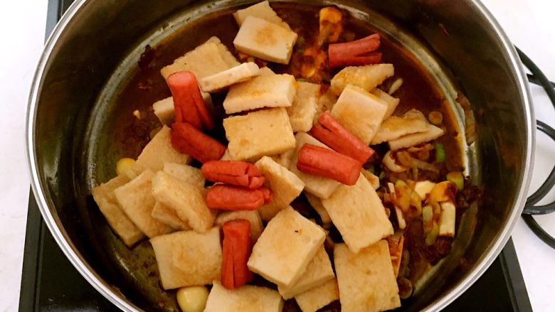 干锅千页豆腐,加入千页豆腐和火腿肠
