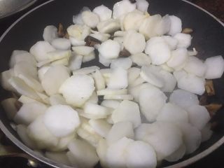芥菜片炒香菇肉丝,再将芥菜片倒入翻炒均匀，再倒入适量清水，盖上锅盖，焖至软