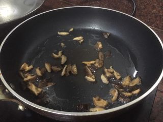芥菜片炒香菇肉丝,锅中倒入适量油，放入香菇爆香