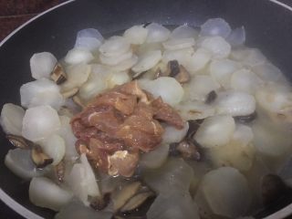 芥菜片炒香菇肉丝,再将调味后的肉丝倒入锅中
