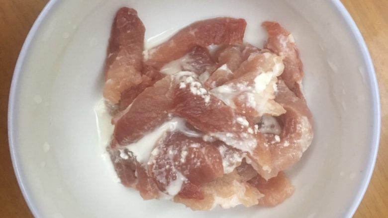 芥菜片炒香菇肉丝,猪肉切成丝，倒入适量的淀粉水