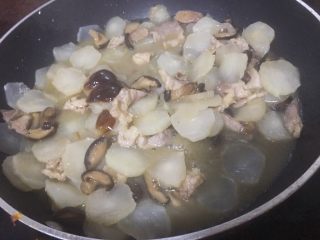 芥菜片炒香菇肉丝,再加入适量盐和蚝油，翻炒均匀至肉丝熟即可