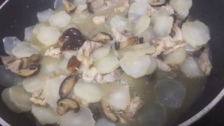 芥菜片炒香菇肉丝,再加入适量盐和蚝油，翻炒均匀至肉丝熟即可