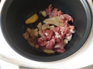 电饭煲-豆角焖面,等到肥肉变得金黄的时候下入瘦肉。