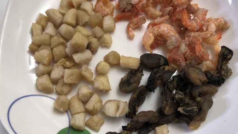 芥菜咸干饭,把虾干，干贝，海蛎干用温水泡好备用