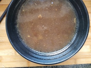 电饭煲-豆角焖面,炖到豆角都已经熟了但还是有点硬的时候舀出半碗汤备用。