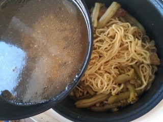 电饭煲-豆角焖面,等到面条吸收完锅里的汤汁把面条和豆角均匀的拌在一起。如果感觉面条还是有点硬就可以到一些刚才留下的汤。在盖盖焖5分钟。