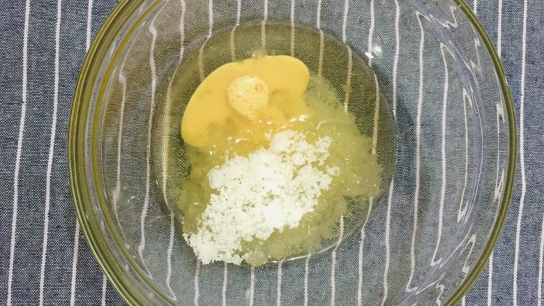 海苔饼干,找一个大碗，把玉米油，白砂糖，蛋液倒进去拌匀