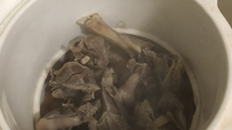 土鸭老萝卜汤,把鸭肉洗干净用开水烫一下，放炖锅里干炖30分钟（干炖可以很好地去腥味）