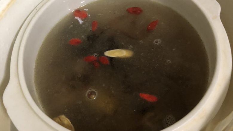 土鸭老萝卜汤,干炖熟后放水和配料下去，接着用温火炖1.5小时