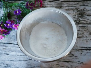 酥脆的蜜豆松饼,准备一个大盆子，无油无水的，然后筛入泡打粉和面粉，面粉一定要过筛，过筛为了让面粉不会有小颗粒，空感更好。然后加入糖。