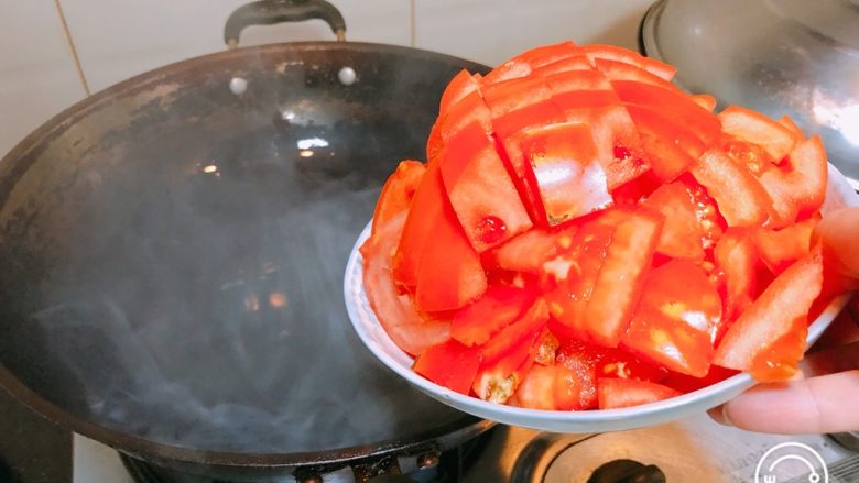 肉肉版罗宋汤,油锅烧热，倒入番茄炒至糊状。