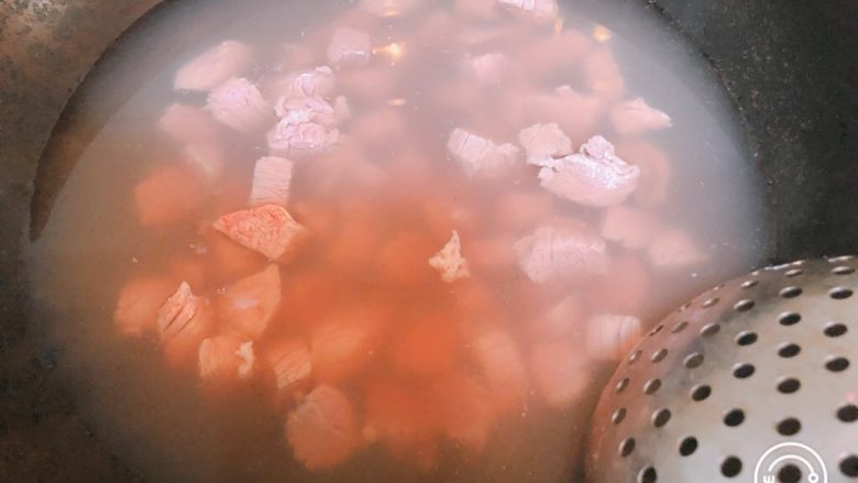 肉肉版罗宋汤,牛肉冷水开始焯至水滚，这样肉质细嫩容易烂。