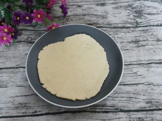 酥脆的蜜豆松饼,用擀面杖擀成两个团片。