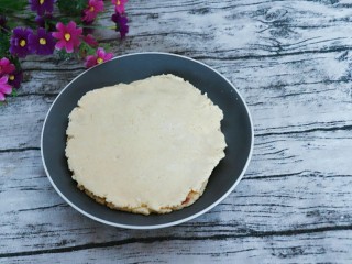 酥脆的蜜豆松饼,然后把另一片盖在上面，围着四周捏一圈。