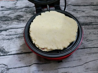 酥脆的蜜豆松饼,预热好后把面饼放到机器里，盖上盖子。烘烤10分钟左右上色就可以了。
这个做出来表面松脆，内馅绵滑，超级好吃。
