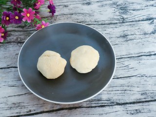 酥脆的蜜豆松饼,把面团分成两个大一小一样的面团。