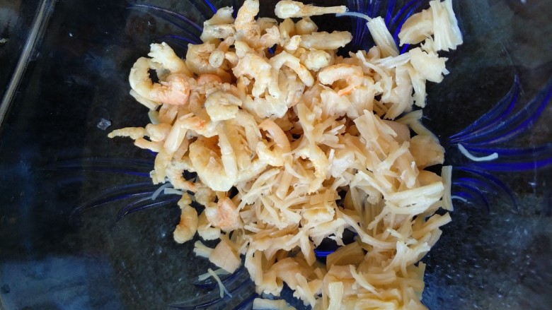 真正的生炒腊味糯米饭,干贝泡开很容易就捏成丝了，海米沥干水备用