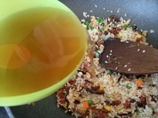 真正的生炒腊味糯米饭,加入一点泡香菇的水，不喜欢可以放清水，然后翻拌一下，盖锅盖焖一会