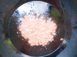 铁板鸡脆骨,先把花生米放下去炸熟！花生米很容易熟，放下去大概一分钟左右即可捞起来，不然就炸焦了，没法吃哟！
