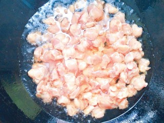 铁板鸡脆骨,胡萝卜炸好捞出锅，再把鸡脆骨放下去炸，这个只能中小火慢慢炸，炸至金黄色开始变干即可捞出锅！