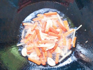 铁板鸡脆骨,把胡萝卜，蒜片，姜丝一起放下去翻炒几下！