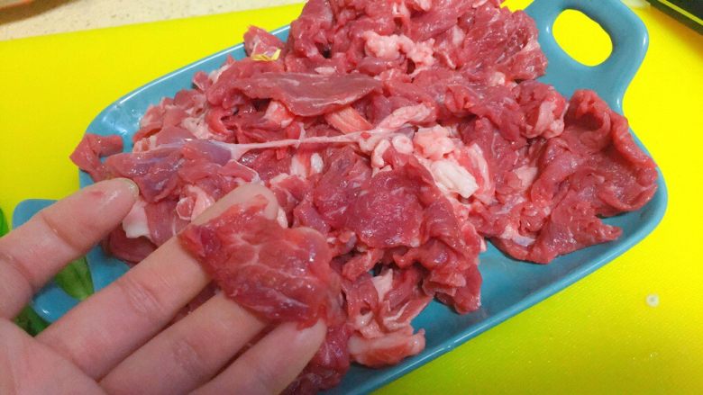 东北那旮沓的美食之●嘎嘎香的烤肉,牛肉是我买回来就切好了放进冷藏室的，牛肉要选择上脑，比较嫩。洗净，然后切成薄片哦，最好是垂直肉的纹路切，这样比较好嚼。