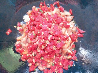 铁板鸡脆骨,最后放入炸好的花生米和辣椒一起翻炒均匀！再放一点点生抽和耗油调下味！