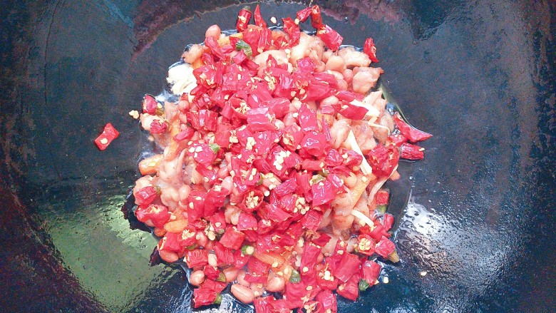 铁板鸡脆骨,最后放入炸好的花生米和辣椒一起翻炒均匀！再放一点点生抽和耗油调下味！