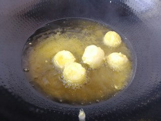 翡翠元宝,油温六成热，下锅炸至两面金黄