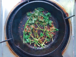 铁板鸡脆骨,再把洗干净的香菜均匀的铺在铁板里，撒一点点烧烤粉增香！