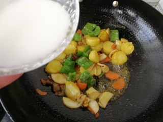 翡翠元宝,翻拌均匀之后下入水淀粉勾芡，汤汁收浓稠之后就可以出锅了