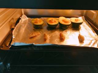 黑胡椒牛油果烤虾,烤箱预热10-15分钟，放入烤盘，上下火120°烘烤20分钟。