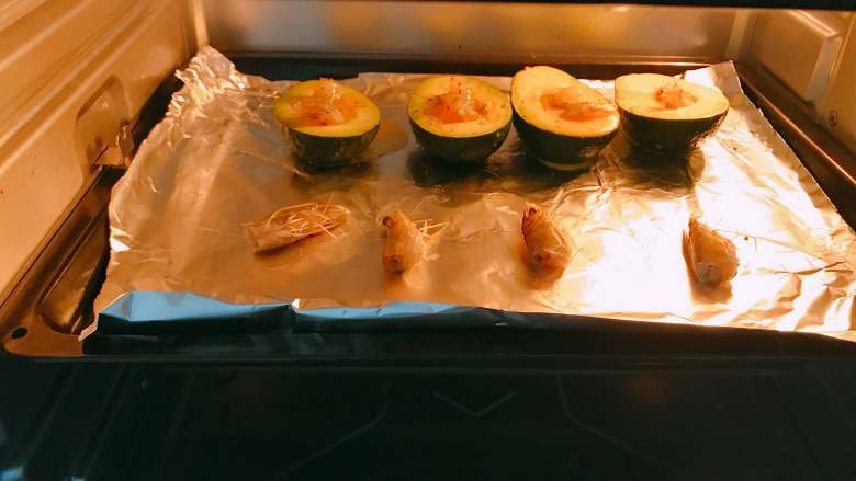 黑胡椒牛油果烤虾,烤箱预热10-15分钟，放入烤盘，上下火120°烘烤20分钟。