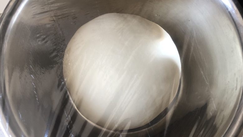 白面馒头,把揉好的面团放到容器内，盖上保鲜膜室温发酵，至两倍大。